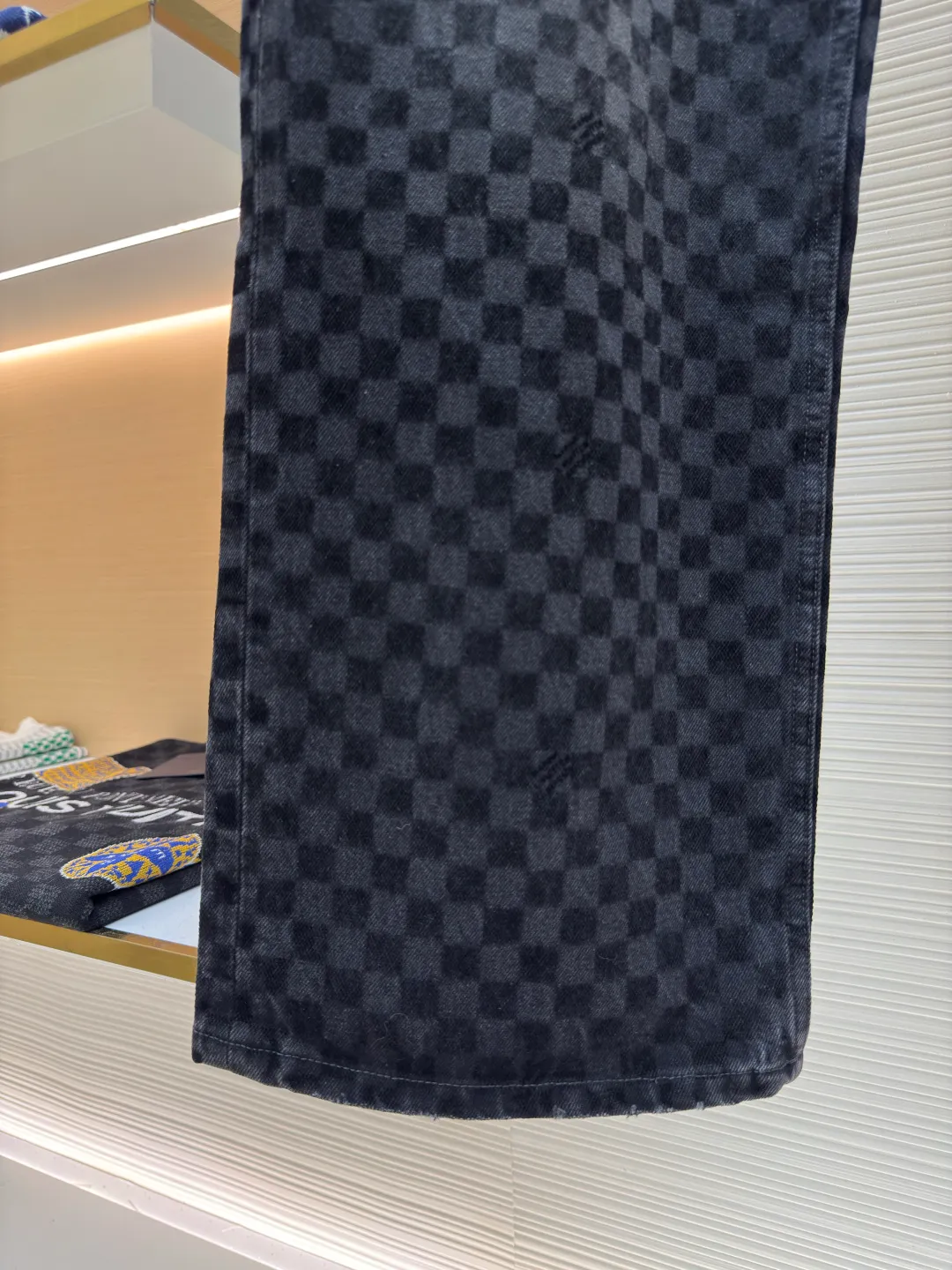 LOUIS VUITTON SS25 plaid gradient flocking jeans ●Authentic product: Purchased and developed at 17700 ●Item number: 1680023-B65 ●Fabric: twill cotton denim fabric ●Technology: Washing process ●Version: Fitted version ●Size: 30-32-34-36 ●Weight: about 930g ●Description: Made of 100% pure cotton washed vintage denim. The fabric has been specially treated to present a natural aged effect. The entire trousers are covered with Der check flocking patterns of different shades, subtly integrating the brand's iconic checkerboard elements into the design. The waistband is decorated with pearlescent buttons and metal rivets for decorative details, highlighting exquisite craftsmanship. The classic five-pocket tailoring design not only retains the practical function of traditional denim pants, but also gives it a modern and fashionable silhouette. The overall wiring is straight and delicate, the fabric is comfortable and soft, and the color is consistent without color difference. It can be matched with the same style to create a fashionable look and control various occasions. Customized accessories, complete with three standards, same style for men and women!